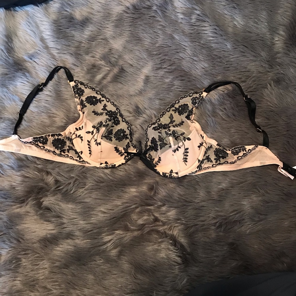 Victoria’s Secret 34C very sexy lace bra